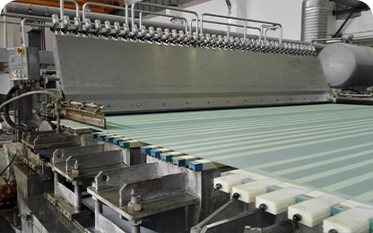 What process supporting benefits can the batch configuration of dilution water slurry tank bring to the paper machine slurry dilution process?